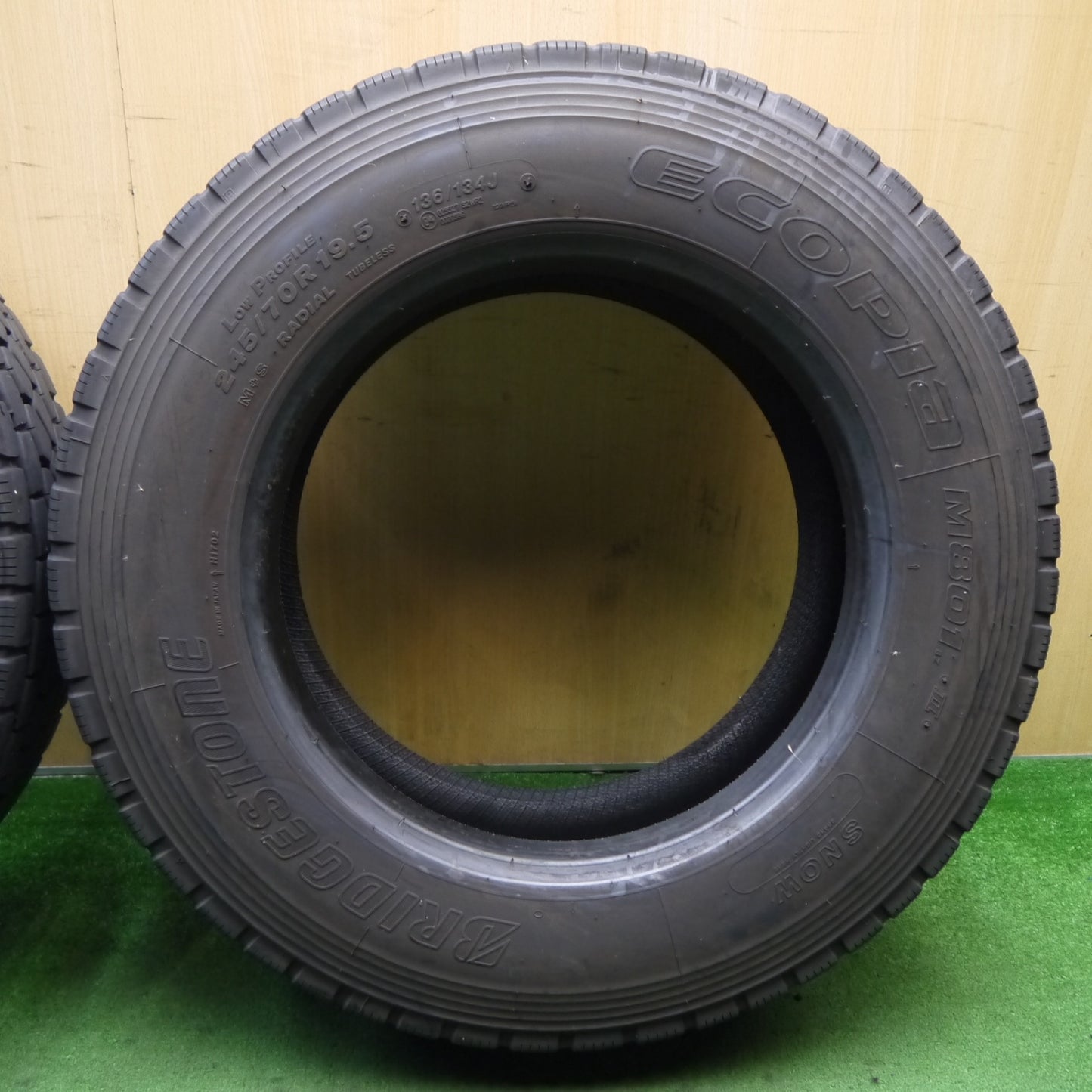 バリ溝!24年!9.5分!2本★トラック タイヤ 245/70R19.5 136/134J ブリヂストン エコピア M801 Ⅱ ミックス オールシーズン 19.5インチ★5061604KKノタ