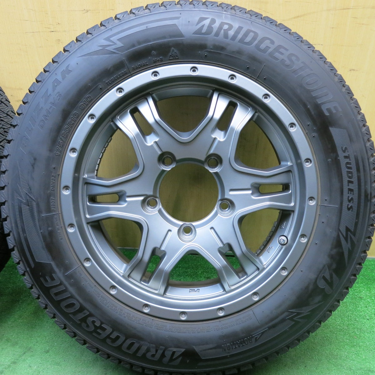 バリ溝!23年!キレイ!9.5分★ジムニー 等 175/80R16 スタッドレス ブリヂストン ブリザック DM-V3 KAZERA カゼラ 16インチ PCD139.7/5H★5081007HAス
