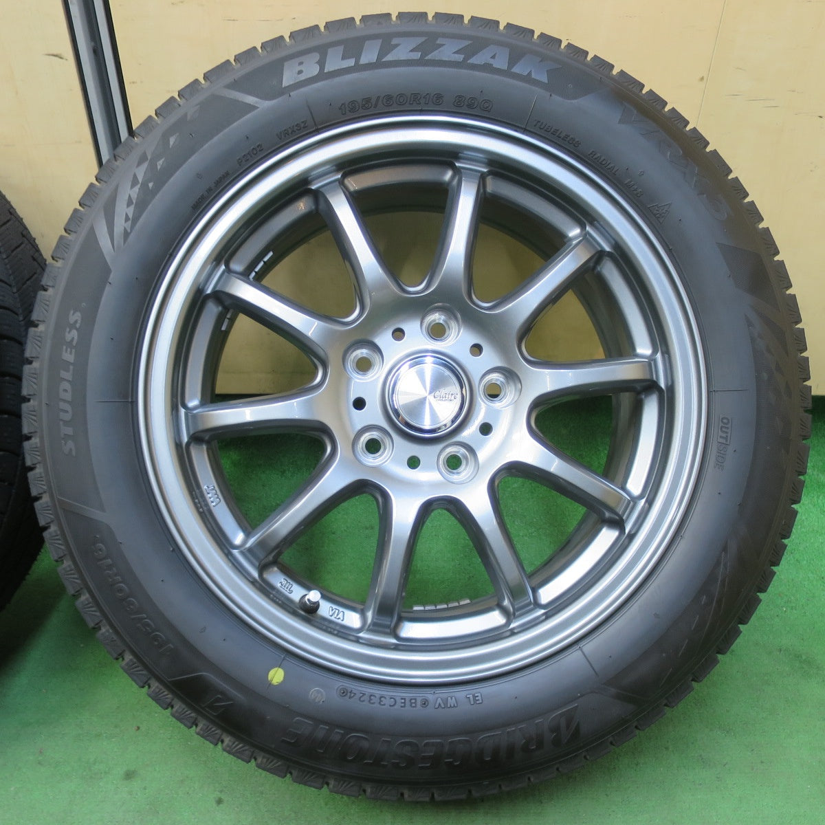 バリ溝!24年!キレイ!ほぼ10分★スタッドレス 195/60R16 ブリヂストン ブリザック VRX3 Claire ZT10 クレール 16インチ PCD114.3/5H★5061801イス