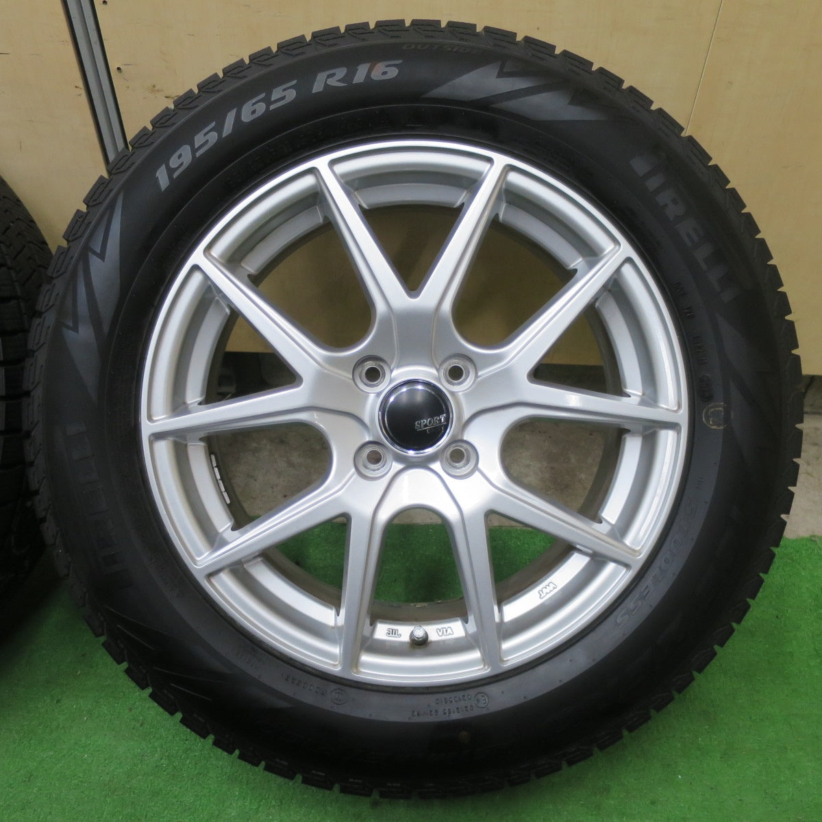 バリ溝!23年!キレイ!9.5分以上★スタッドレス 195/65R16 ピレリ アイスゼロ アシンメトリコ SPORT DAISY スポルト デイジー 16インチ PCD100/4H★5062302TTス
