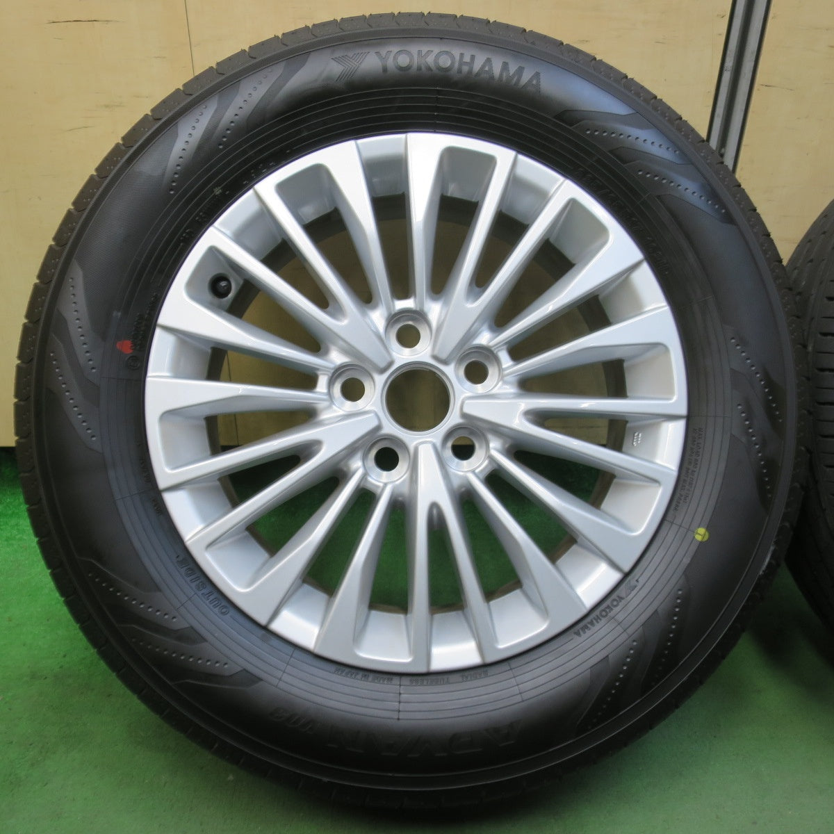 新車外し!24年★トヨタ 40系 アルファード ヴェルファイア 純正 225/65R17 ヨコハマ アドバン V03 17インチ PCD120/5H★5102805イノ