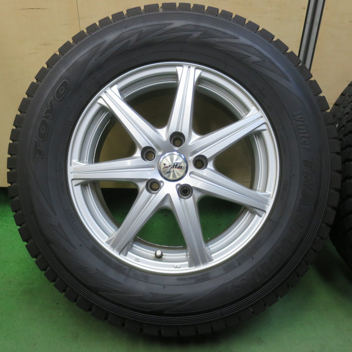 バリ溝!キレイ!9.5分★スタッドレス 225/70R16 トーヨー ウインター トランパス S1 Treffer トレファー 16インチ PCD114.3/5H★5100201イス