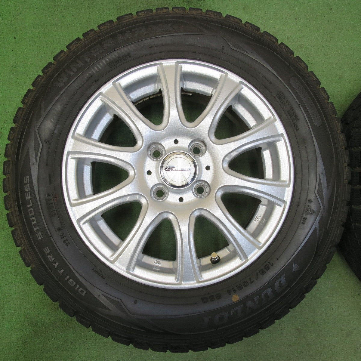 バリ溝!キレイ!9.5分★スタッドレス 185/70R14 ダンロップ ウインターマックス WM01 LAUFBAHN ラウフバーン 14インチ PCD100/4H★5093007イス