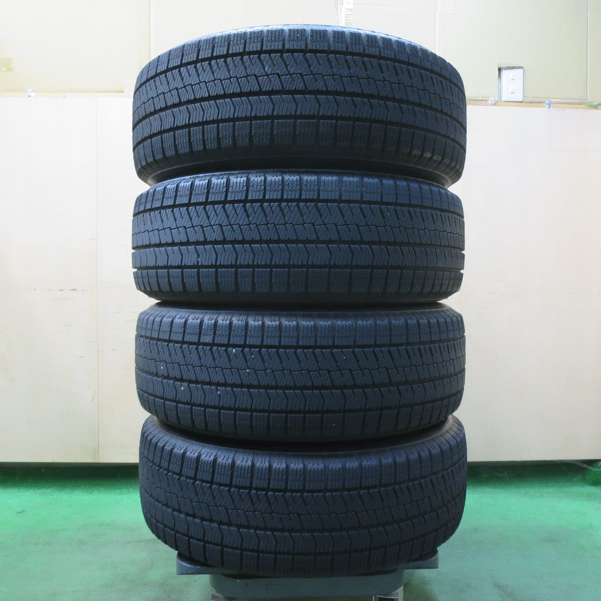バリ溝!23年!キレイ!9.5分★スタッドレス 215/60R16 ブリヂストン ブリザック VRX2 AXEL アクセル 16インチ PCD114.3/5H★5090901イス
