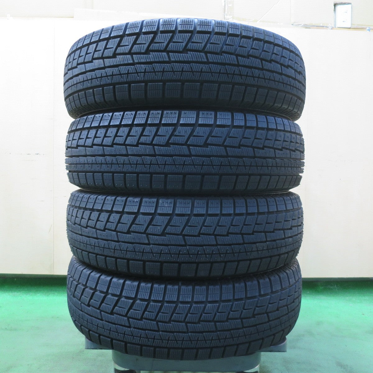 バリ溝!21年!ほぼ10分★スタッドレス 185/70R14 ヨコハマ アイスガード iG60 タイヤ 14インチ アクア ヤリス ノート フィット デミオ スイフト 等★5090611イスタ