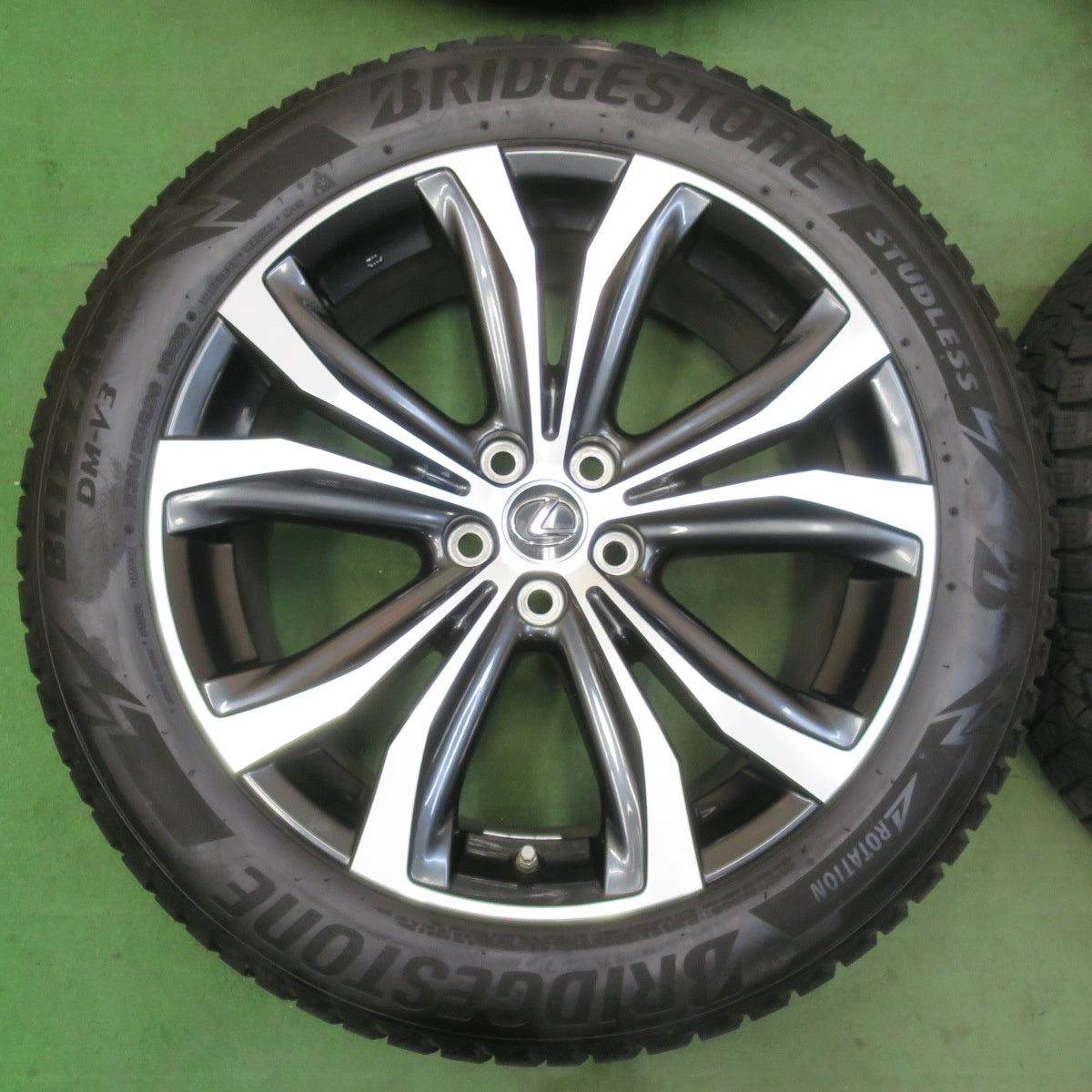 センサー付!キレイ!21年★レクサス RX バージョンL 純正 235/55R20 スタッドレス ブリヂストン ブリザック DM-V3 20インチ PCD114.3/5H★5042607イス