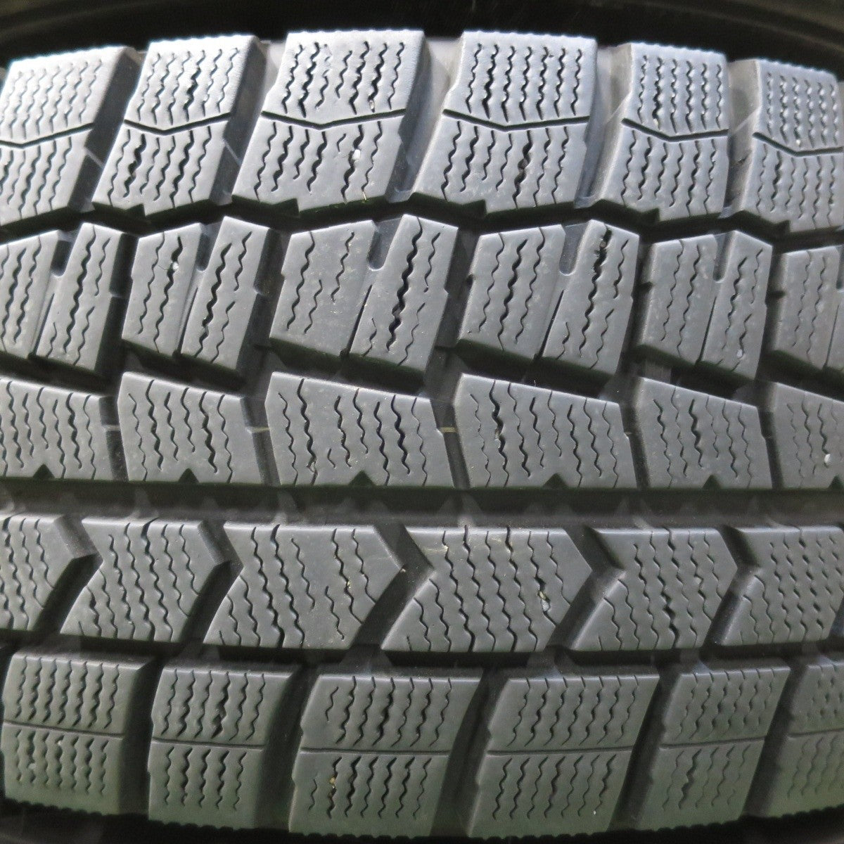 バリ溝!キレイ!9.5分★スタッドレス 215/60R16 ダンロップ ウインターマックス WM02 BALMINUM バルミナ 16インチ PCD114.3/5H★5031303イス