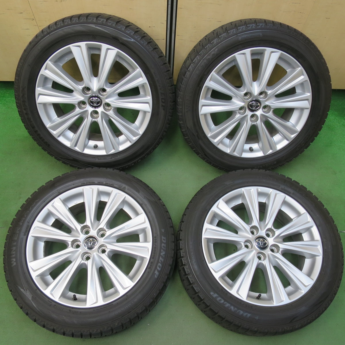 バリ溝!キレイ!9分★トヨタ 30系 アルファード ヴェルファイア 純正 235/50R18 スタッドレス ダンロップ ウインターマックス WM02 18インチ PCD114.3/5H★5111201イス