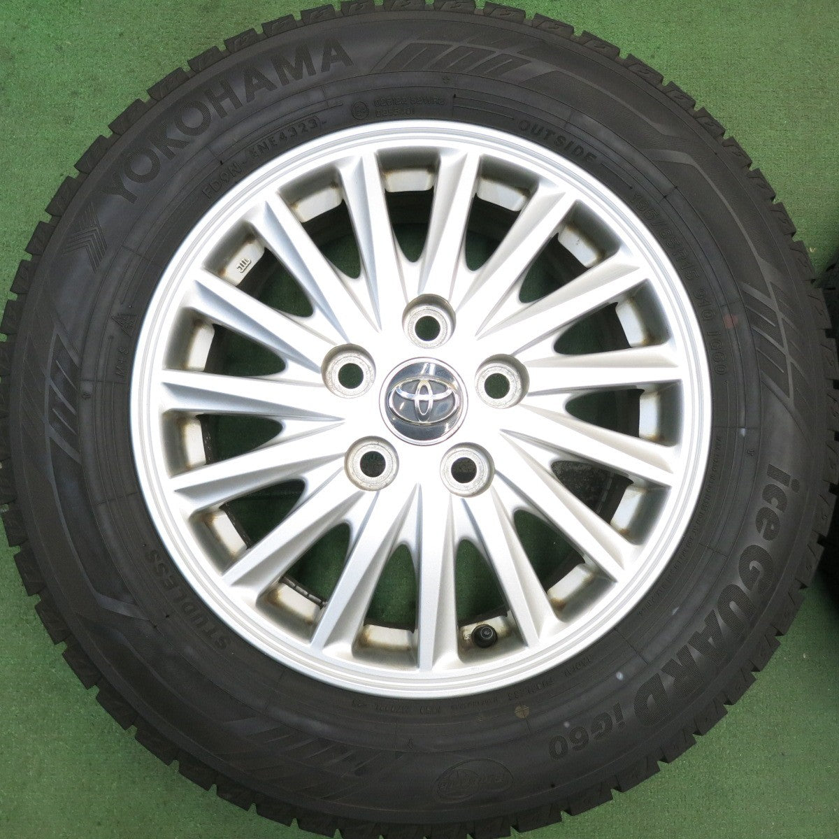 バリ溝!23年!9分★トヨタ 80系 ヴォクシー ノア エスクァイア 純正 195/65R15 スタッドレス ヨコハマ アイスガード iG60 15インチ PCD114.3/5H★5090408HAス
