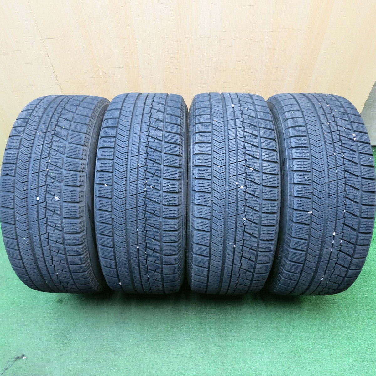バリ溝!キレイ!9.5分★アウディ TT 8J 純正 235/55R17 スタッドレス ブリヂストン ブリザック VRX 17インチ PCD112/5H★5050501HAス