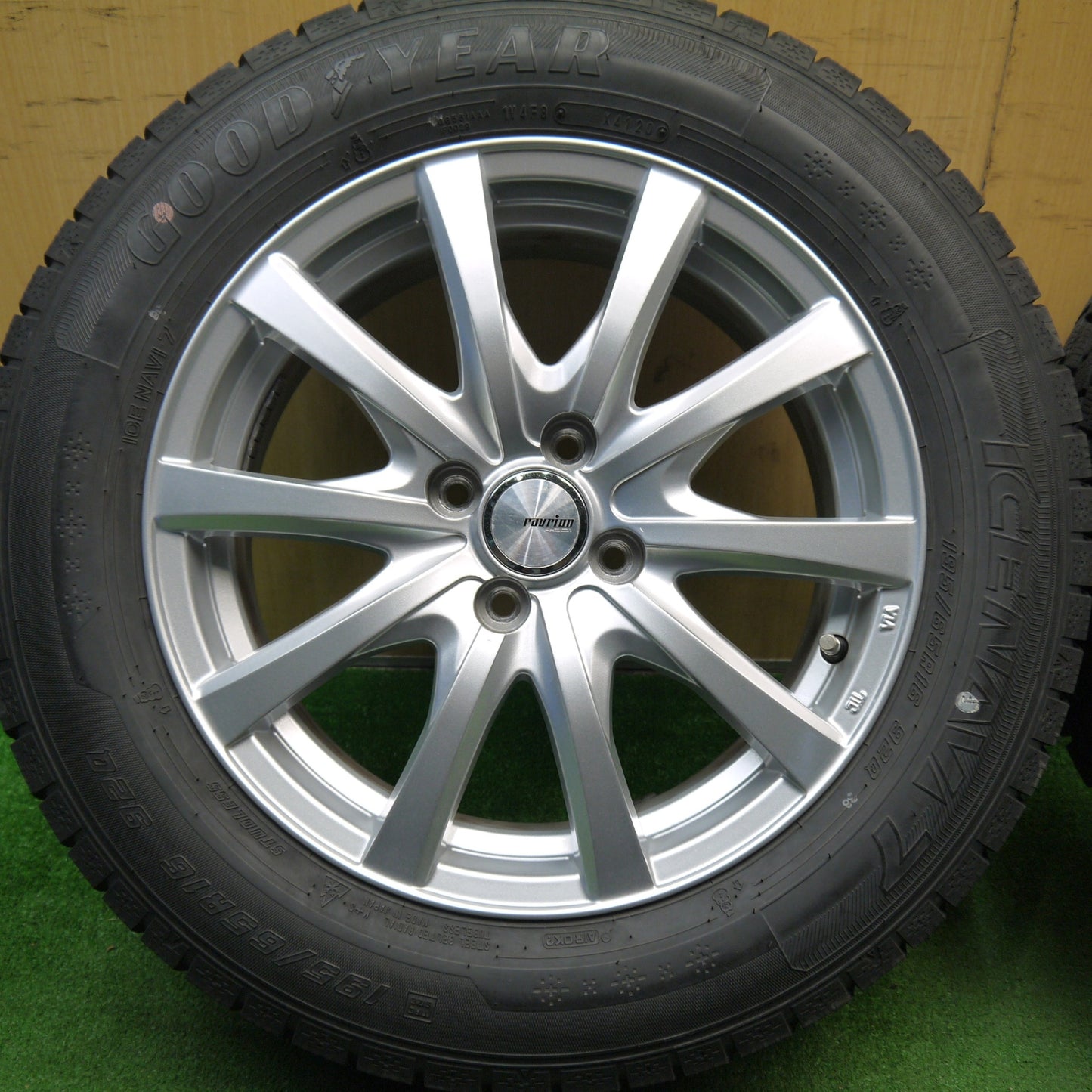 バリ溝!キレイ!9分★スタッドレス 195/65R16 グッドイヤー アイスナビ7 ravrion RS01 ラブリオン 16インチ PCD100/4H★5042103Hス