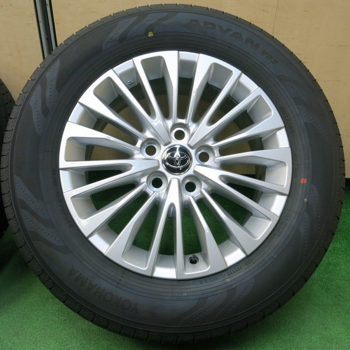 新車外し!24年★トヨタ 40系 ヴェルファイア アルファード 純正 225/65R17 ヨコハマ アドバン V03 PCD120/5H★4041806イノ