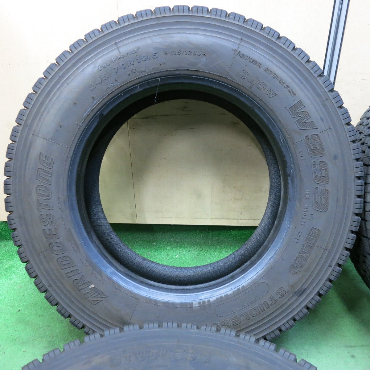 バリ溝!24年!9.5分!6本★トラック タイヤ 245/70R19.5 136/134J スタッドレス ブリヂストン W999 19.5インチ★5061905SYスタ
