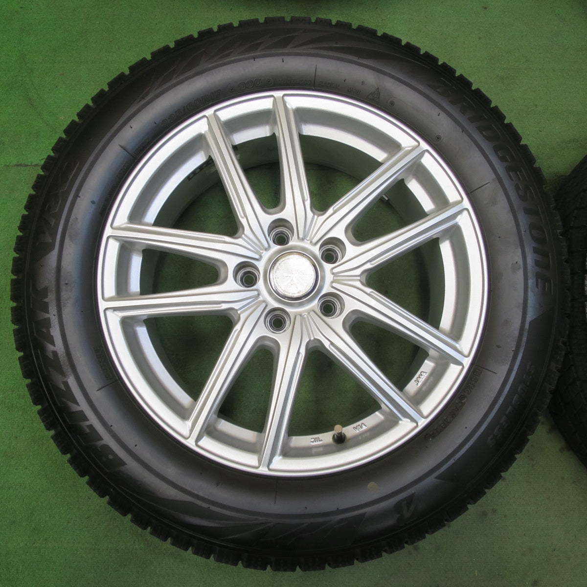 バリ溝!24年!キレイ!ほぼ10分★スタッドレス 225/60R17 ブリヂストン ブリザック VRX2 ECO FORME エコフォルム 17インチ PCD114.3/5H★5090902イス