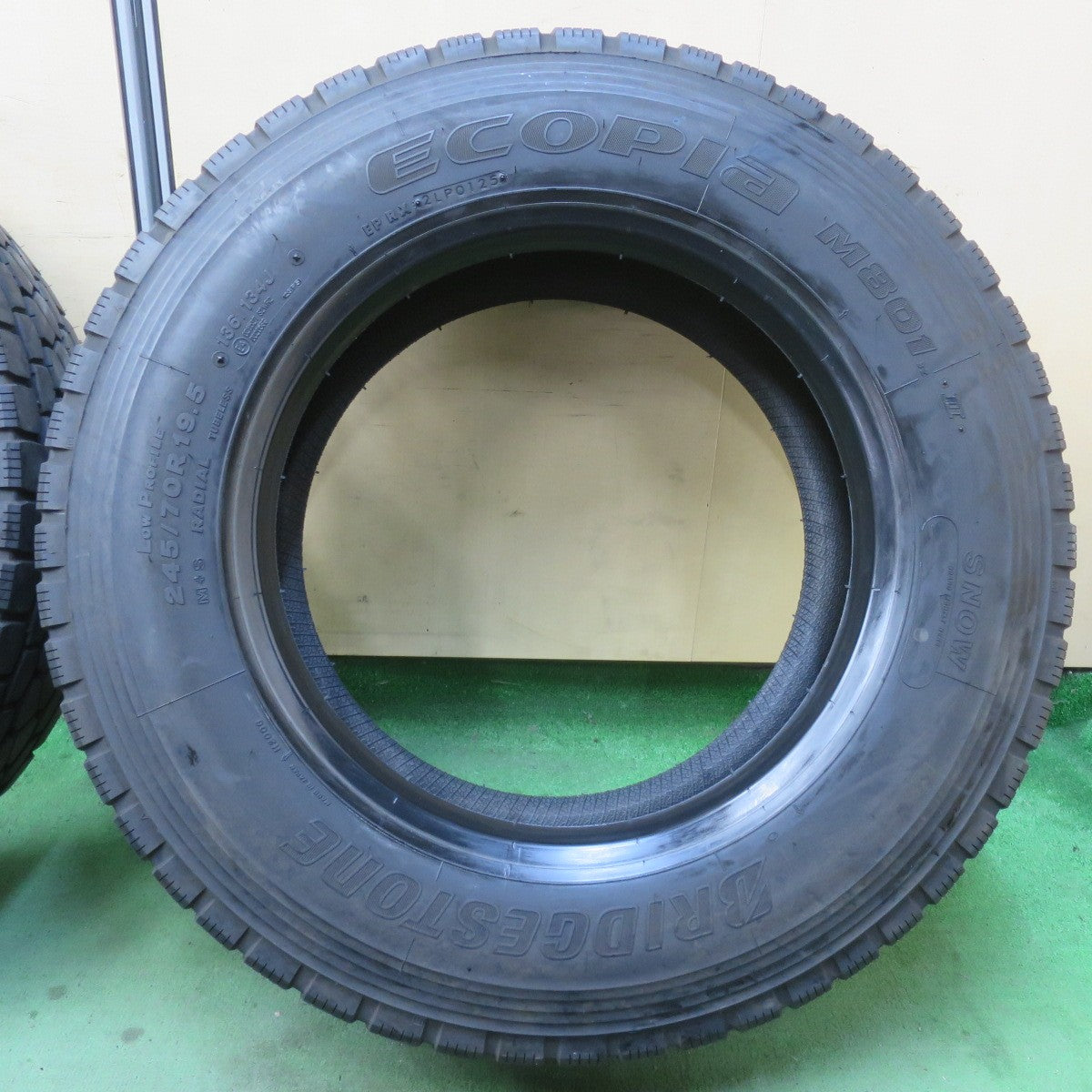 超バリ溝!25年!9.5分以上★トラック バス タイヤ 245/70R19.5 136/134J ブリヂストン エコピア M801 Ⅱ ミックス オールシーズン 19.5インチ★6013103イスタ