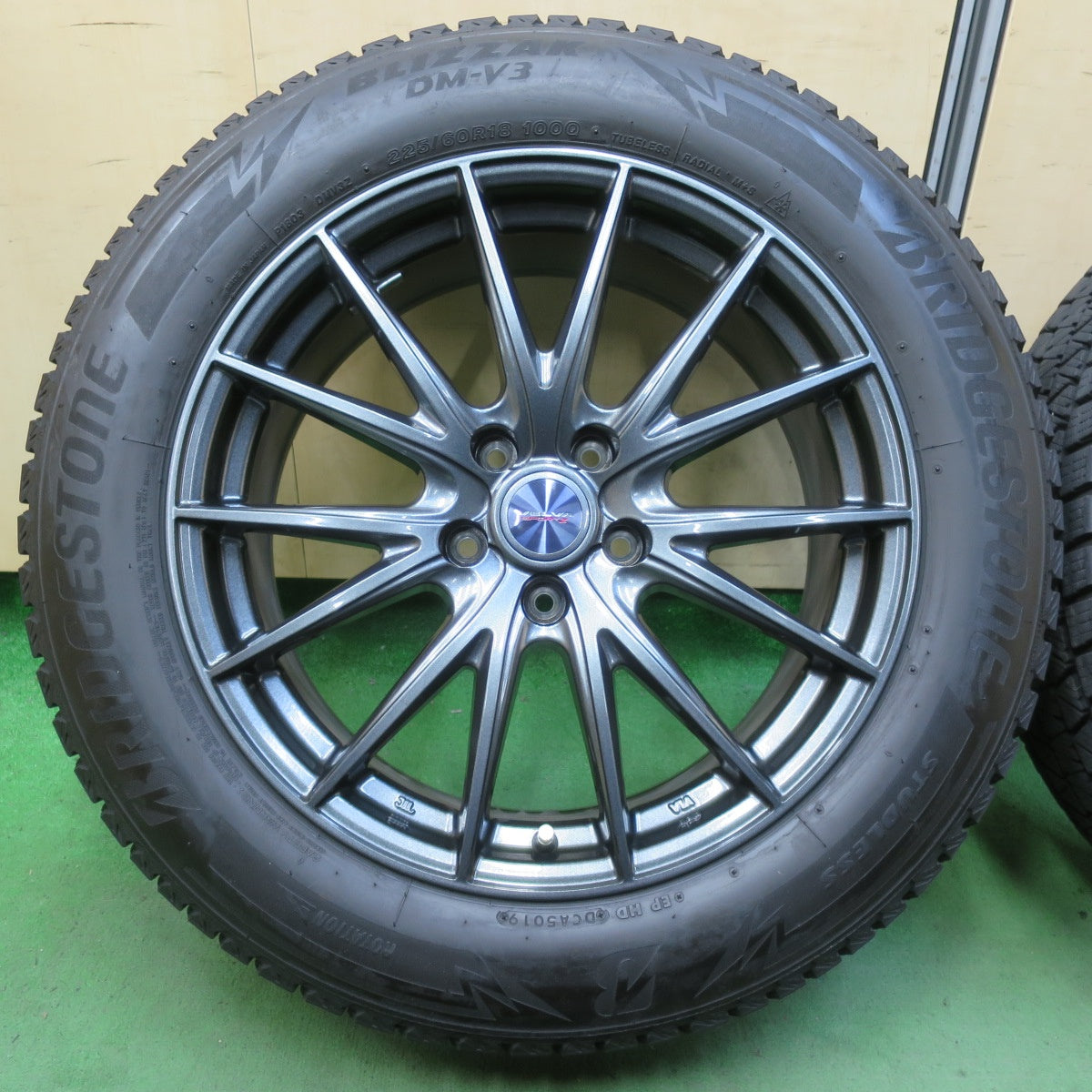 キレイ★スタッドレス 225/60R18 ブリヂストン ブリザック DM-V3 VELVA SPORTZ ヴェルヴァ 18インチ PCD114.3/5H★5050205イス