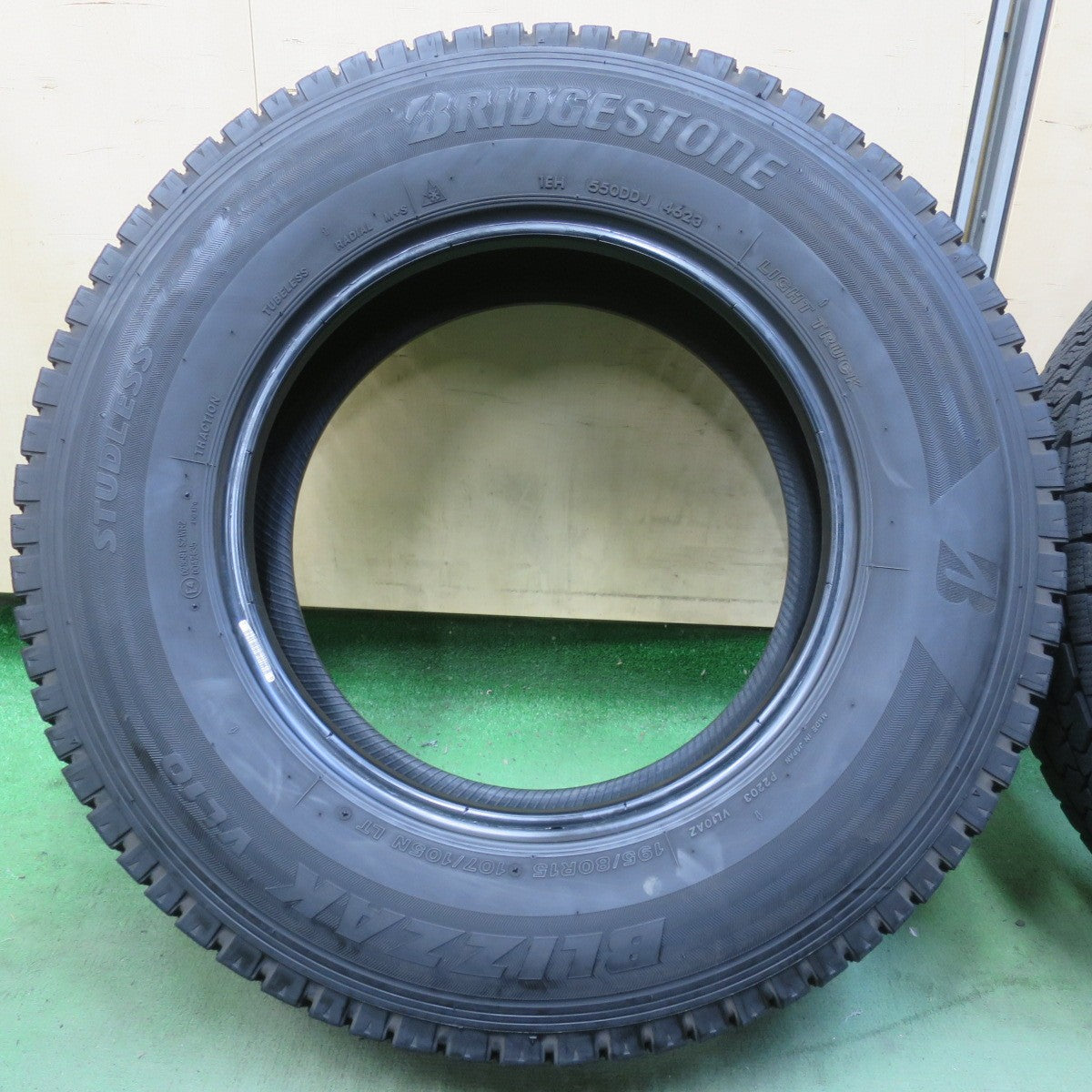 バリ溝!23年!9.5分◎スタッドレス 195/80R15 107/105N ブリヂストン ブリザック VL10 タイヤ 15インチ ハイエース キャラバン 等◎6101302イスタ