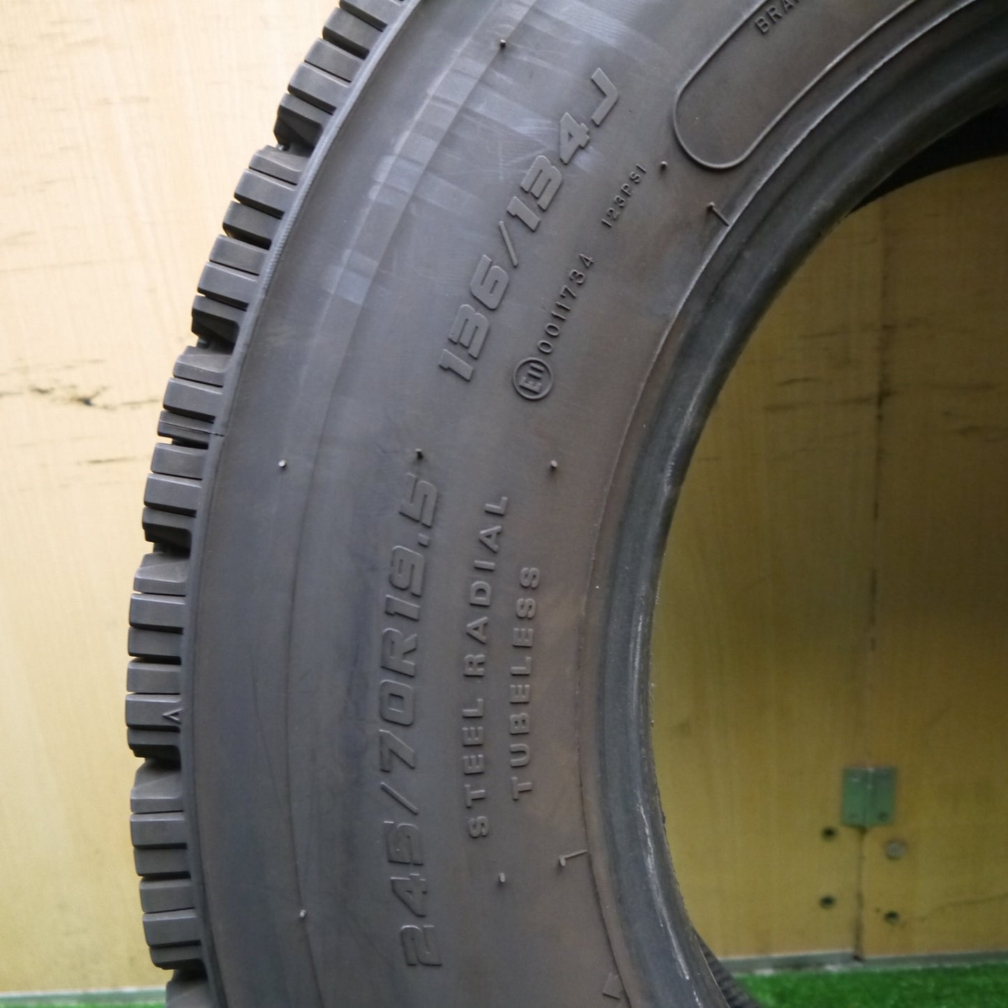 1本価格★トラック タイヤ スタッドレス 245/70R19.5 136/134J ダンロップ デクテス SP081 DECTES 19.5インチ★5090903Hノタ