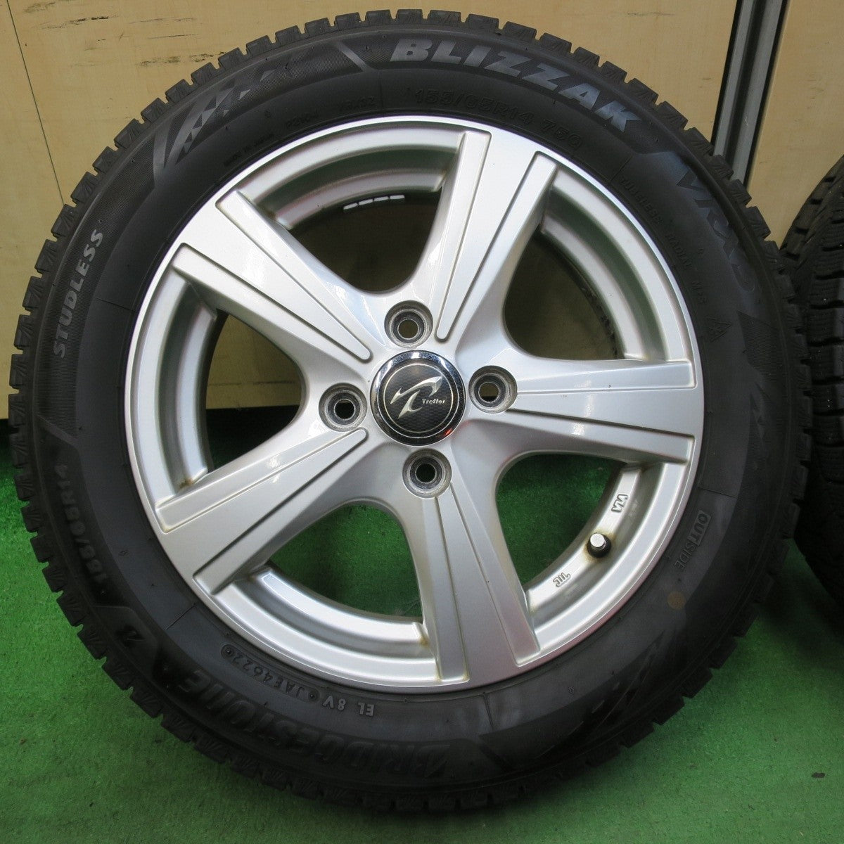 バリ溝!22年!キレイ!8.5分★スタッドレス 155/65R14 ブリヂストン ブリザック VRX3 Treffer トレファー 14インチ PCD100/4H★4123019イス