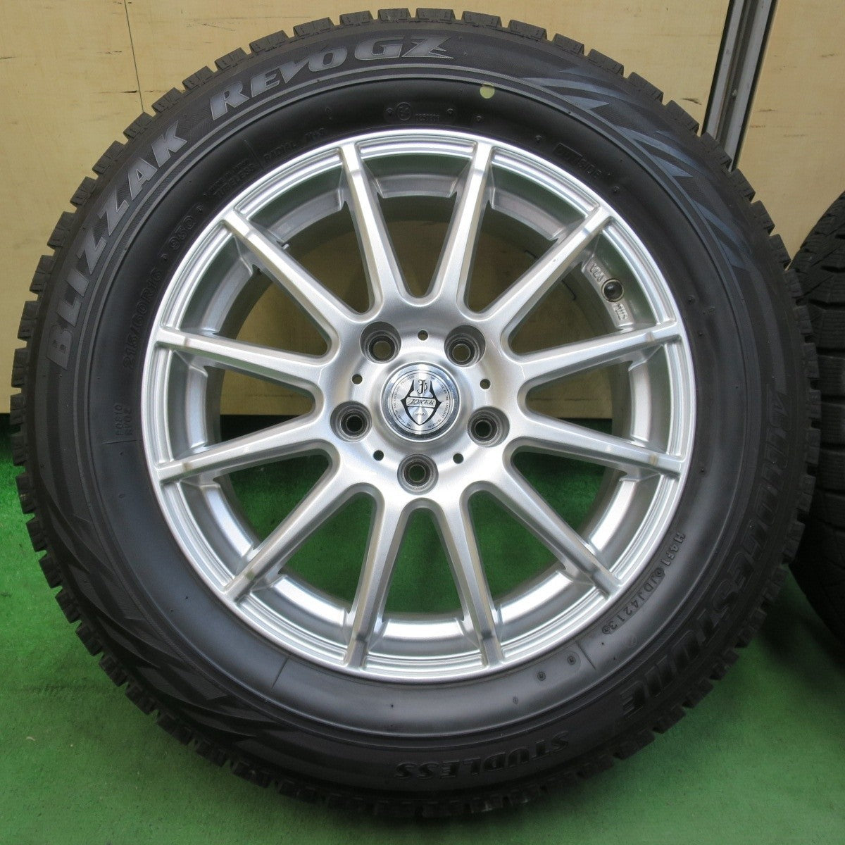 バリ溝!キレイ!9.5分★スタッドレス 215/60R16 ブリヂストン ブリザック REVO GZ JOKER ジョーカー 16インチ PCD114.3/5H★5031708イス