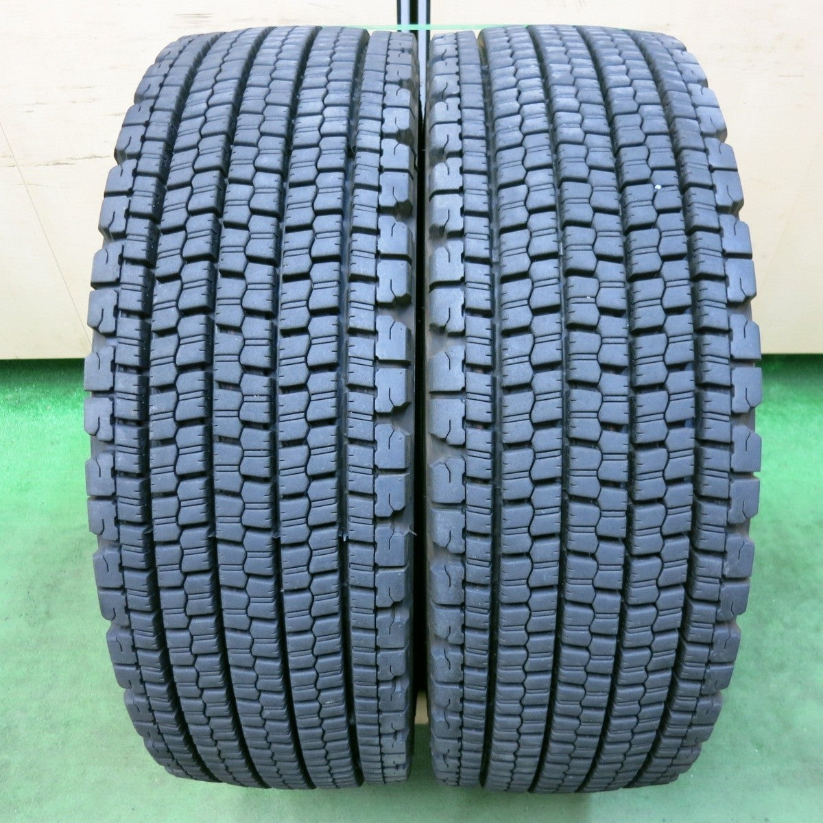 バリ溝!24年!9分!2本★トラック タイヤ 245/70R19.5 136/134J スタッドレス ブリヂストン W900 19.5インチ★5070407SYスタ
