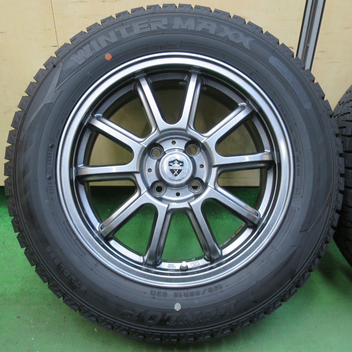 バリ溝!キレイ!9.5分★スタッドレス 195/65R16 ダンロップ ウインターマックス WM02 ESTROSA エステローザ 16インチ PCD100/4H★5040302イス
