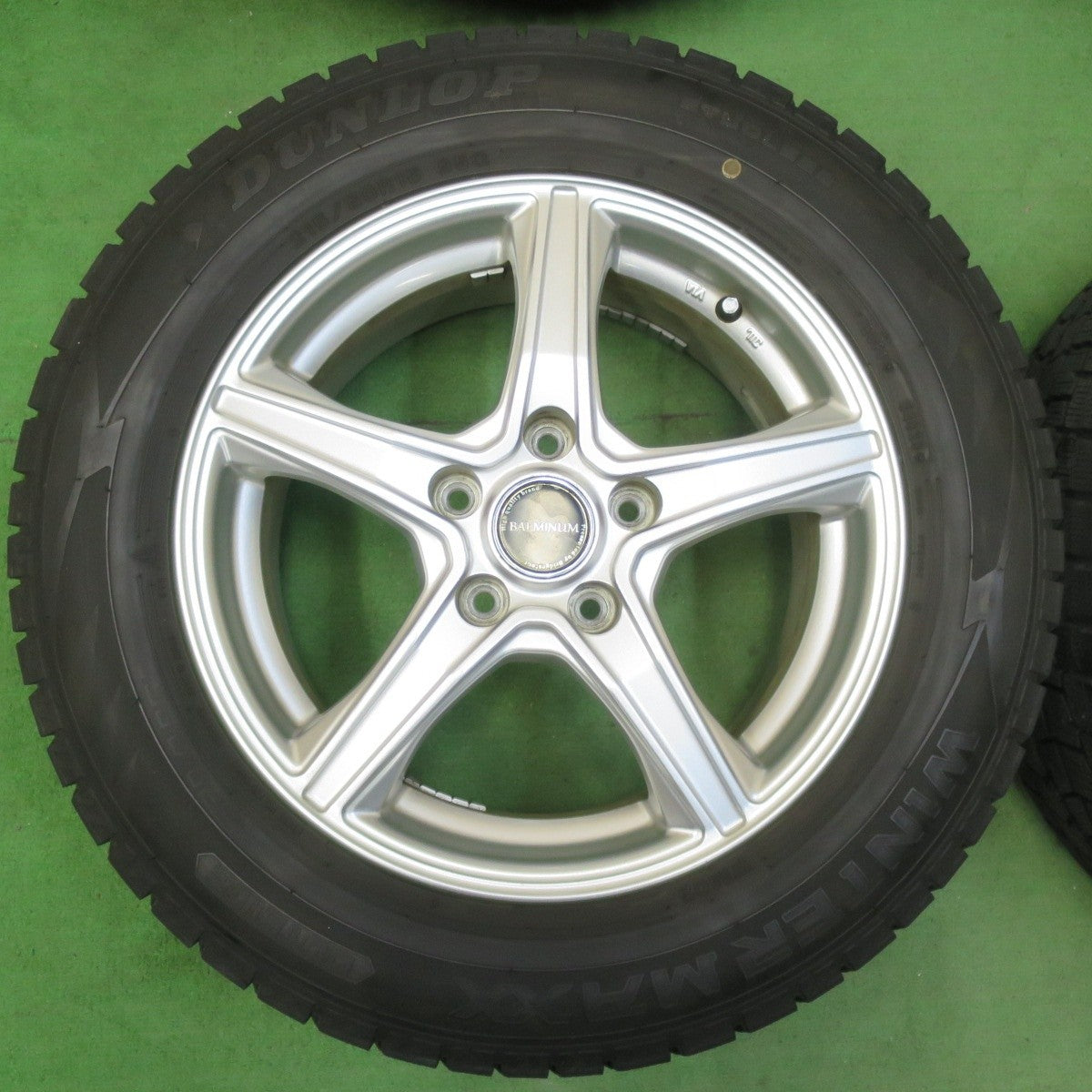 バリ溝!キレイ!9.5分★スタッドレス 215/60R16 ダンロップ ウインターマックス WM02 BALMINUM バルミナ 16インチ PCD114.3/5H★5031303イス
