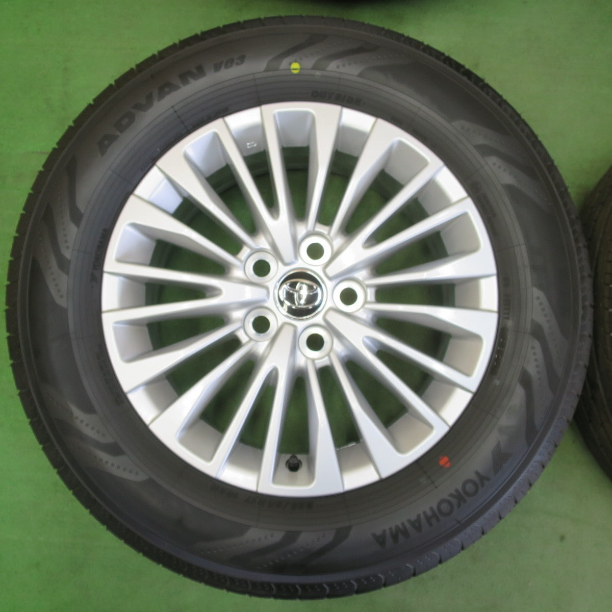 新車外し!24年★トヨタ 40系 アルファード 純正 225/65R17 ヨコハマ アドバン V03 17インチ PCD120/5H★5050512イノ