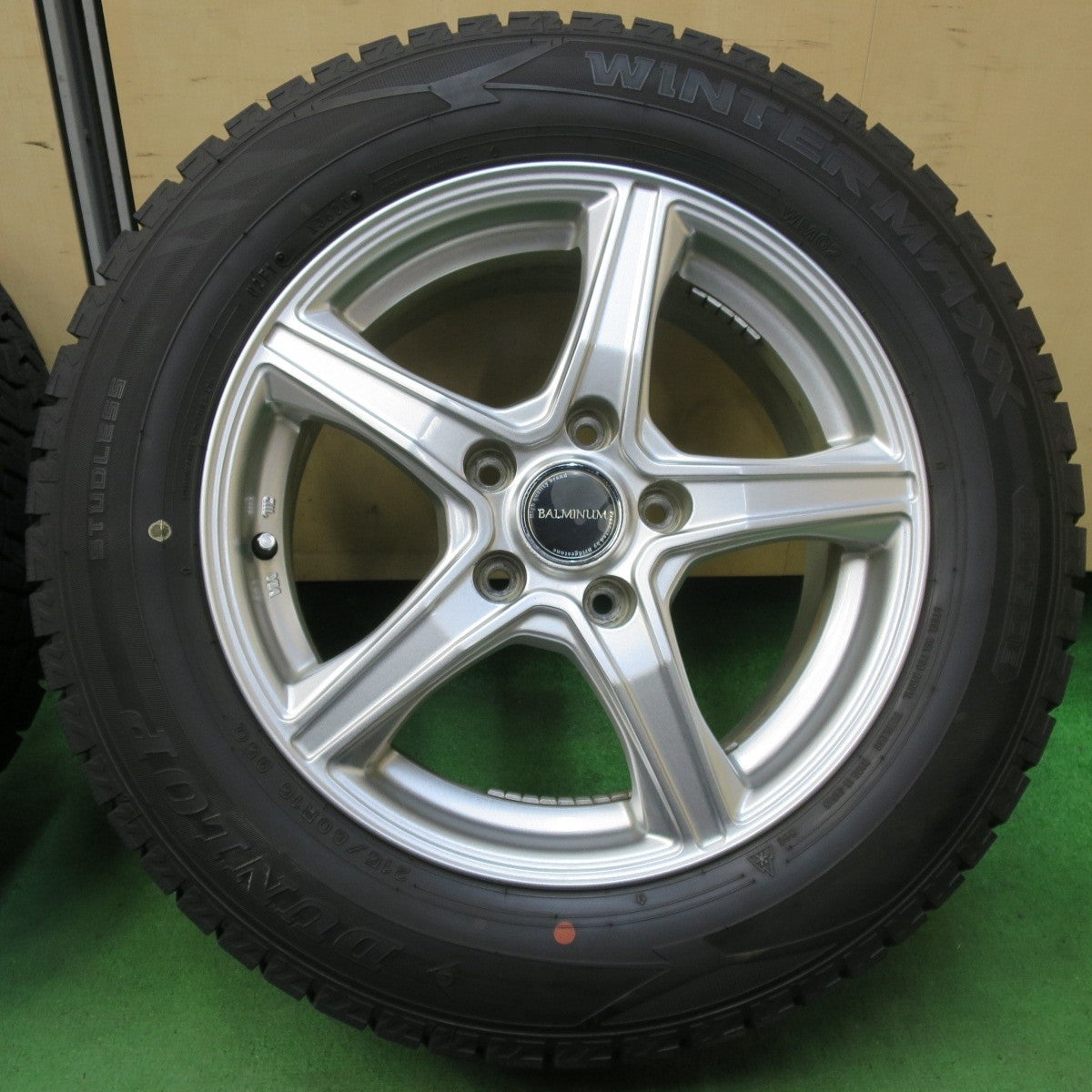 バリ溝!キレイ!9.5分★スタッドレス 215/60R16 ダンロップ ウインターマックス WM02 BALMINUM バルミナ 16インチ PCD114.3/5H★5031303イス