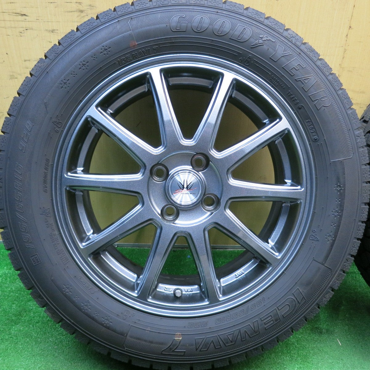 バリ溝!24年!キレイ!9.5分以上★LOXARNY SPORT 195/65R16 スタッドレス グッドイヤー アイスナビ7 ロクサーニ スポーツ 16インチ PCD100/4H★5042703HAス