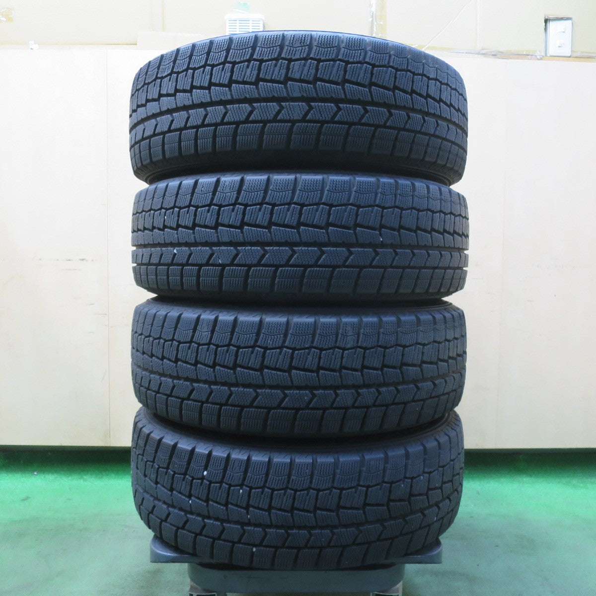バリ溝!22年!キレイ!9.5分★シエンタ 等 185/60R15 スタッドレス ダンロップ ウインターマックス WM02 VELVA CHARGE ヴェルヴァ チャージ 15インチ PCD100/5H★5111205イス