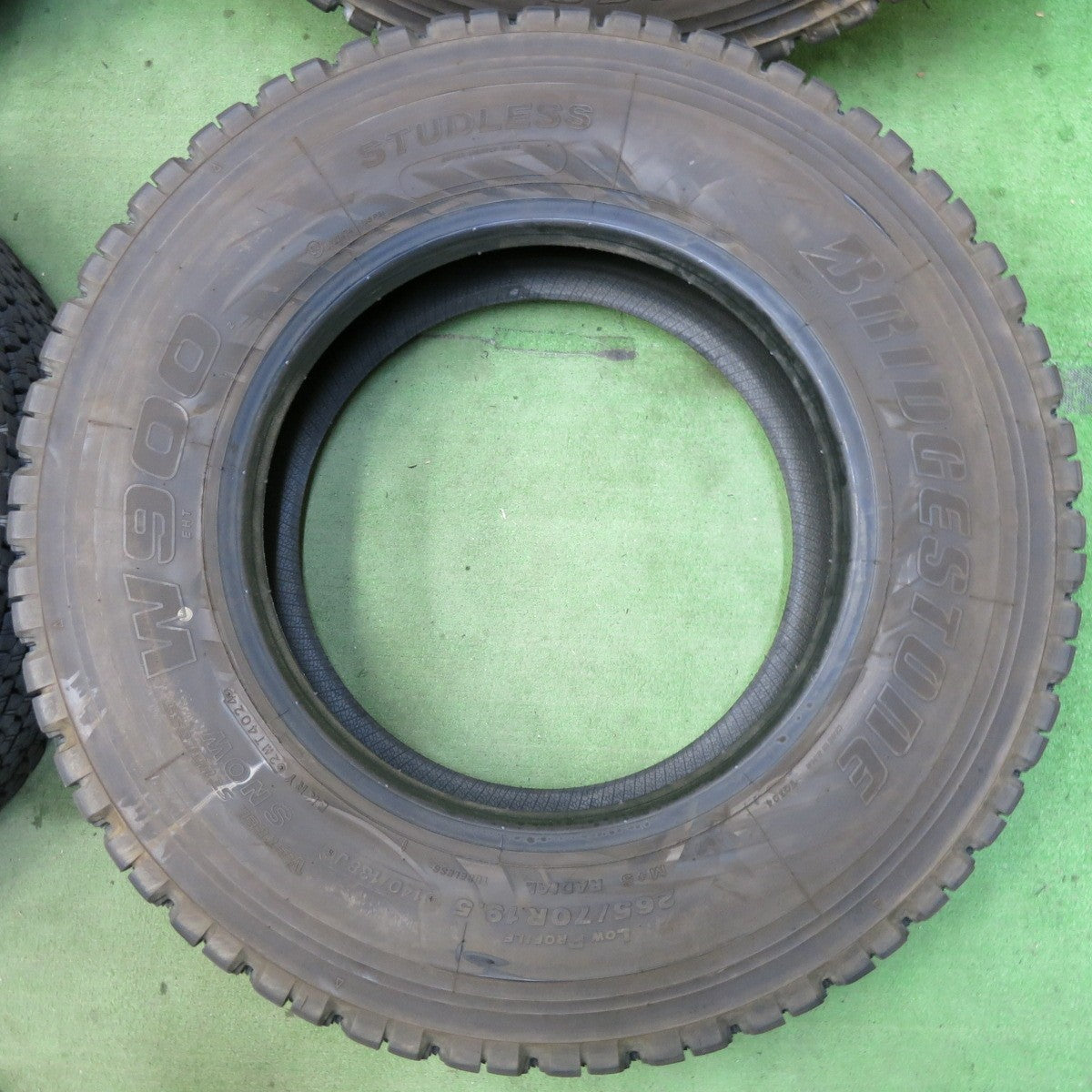 バリ溝!24年!9分★トラック タイヤ 265/70R19.5 140/138J スタッドレス ブリヂストン W900 19.5インチ★5061902SYスタ