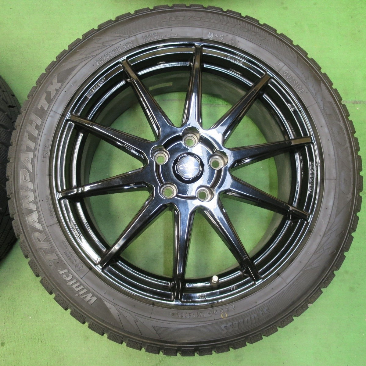 バリ溝!23年!キレイ!9.5分★スタッドレス 215/55R18 トーヨー ウインター トランパス TX Circlar AME ENKEI サーキュラー エンケイ 18インチ PCD114.3/5H★5032705イス