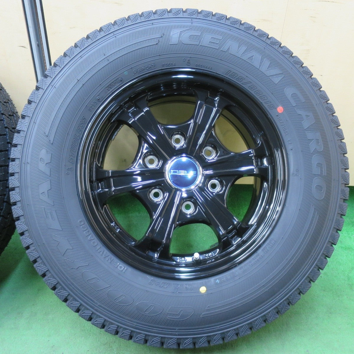 未使用!24年★ハイエース 等 195/80R15 107/105L スタッドレス グッドイヤー アイスナビ カーゴ DELF FLEX 15インチ PCD139.7/6H★5022415イス