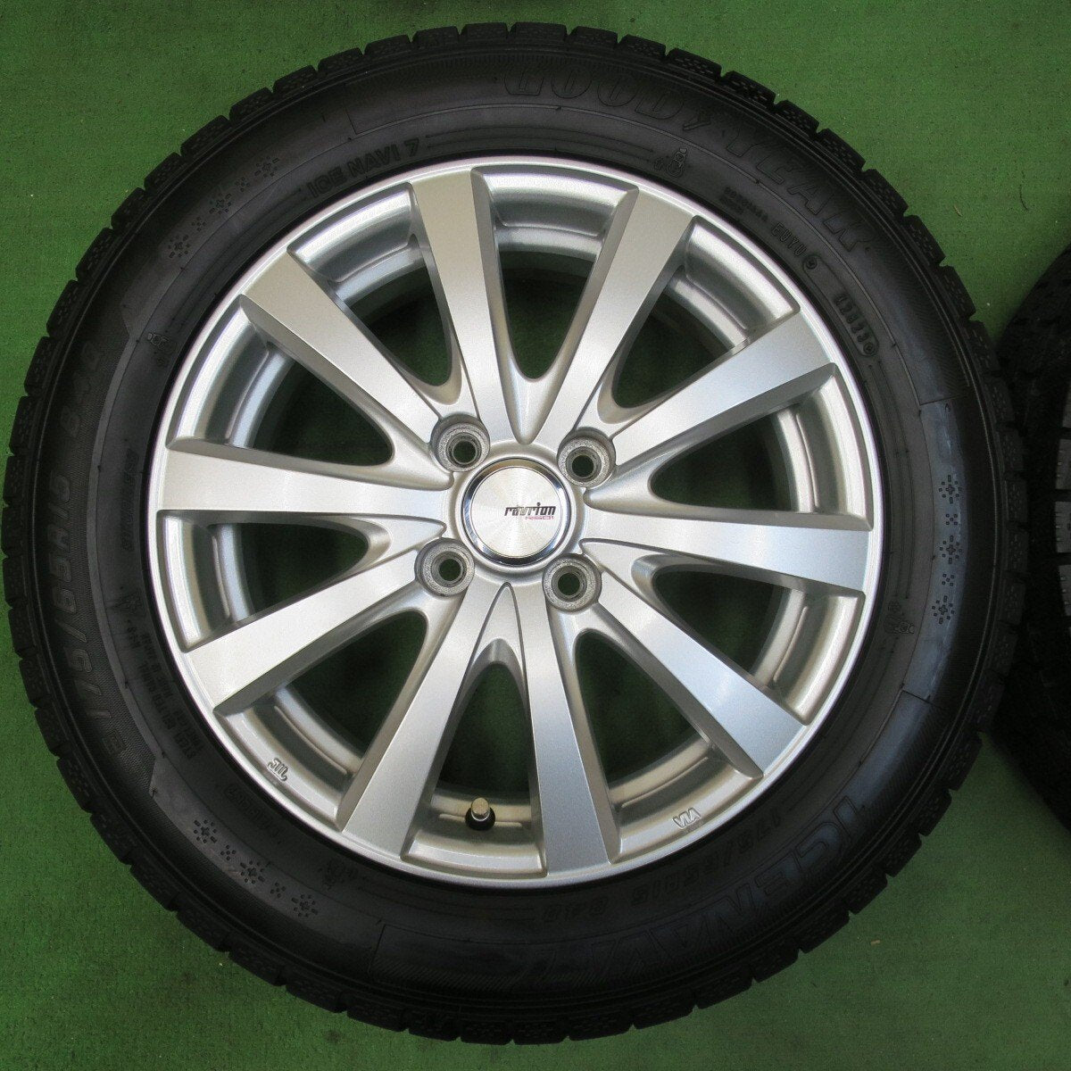 バリ溝!23年!キレイ!ほぼ10分★スタッドレス 175/65R15 グッドイヤー アイスナビ7 ravrion RS01 ラブリオン 15インチ PCD100/4H★5021709イス