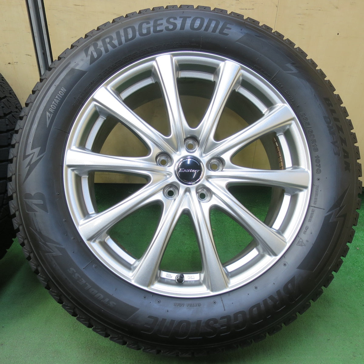 バリ溝!22年!キレイ!9.5分★スタッドレス 235/60R18 ブリヂストン ブリザック DM-V3 Exsteer エクスター 18インチ PCD114.3/5H★5092003イス