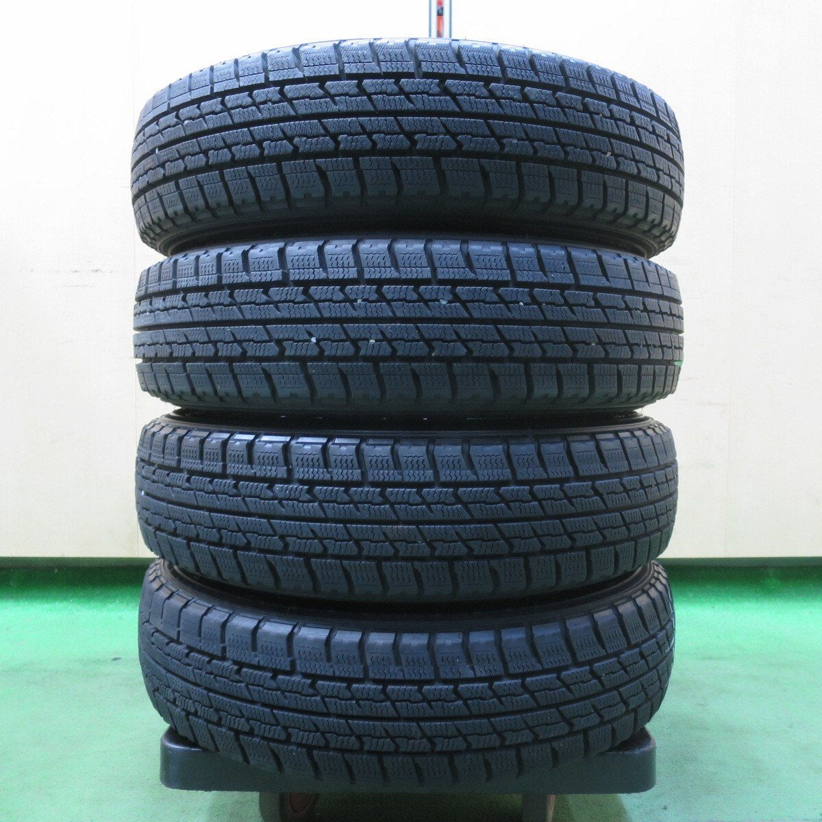 バリ溝!9.5分以上★スタッドレス 145/80R13 グッドイヤー アイスナビ ZEA2 JOKER ジョーカー 13インチ PCD100/4H★5031705イス