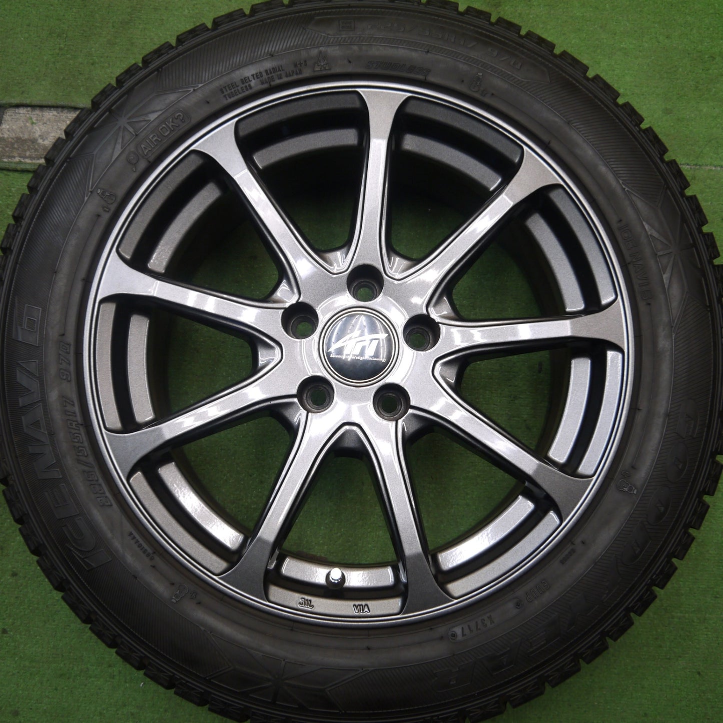 バリ溝!キレイ!9.5分★ワーゲン アウディ 等 AFT 225/55R17 スタッドレス グッドイヤー アイスナビ6 17インチ PCD112/5H★5072202Hス