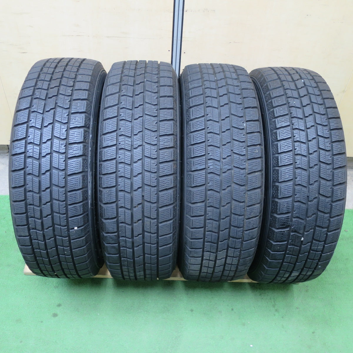 バリ溝!22年!キレイ!9.5分★スタッドレス 195/65R16 グッドイヤー アイスナビ7 Exceeder エクシーダー 16インチ PCD100/4H★5051701TTス