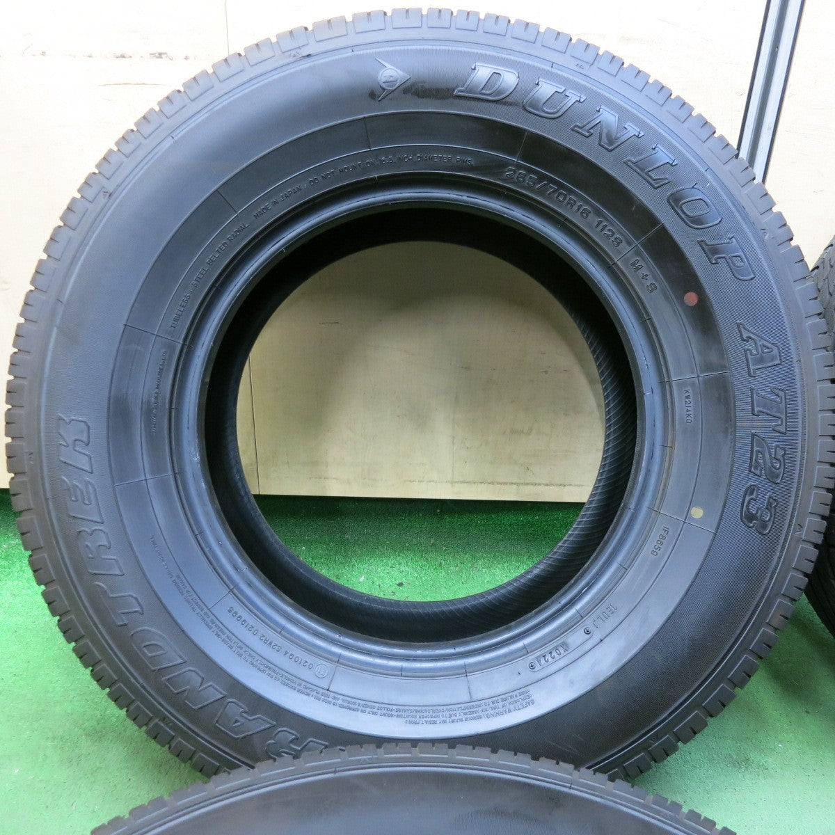 新車外し!24年★265/70R16 ダンロップ AT23 グラントレック タイヤ 16インチ ランクル ハイラックス サーフ プラド サファリ パジェロ 等★5082001SKノタ
