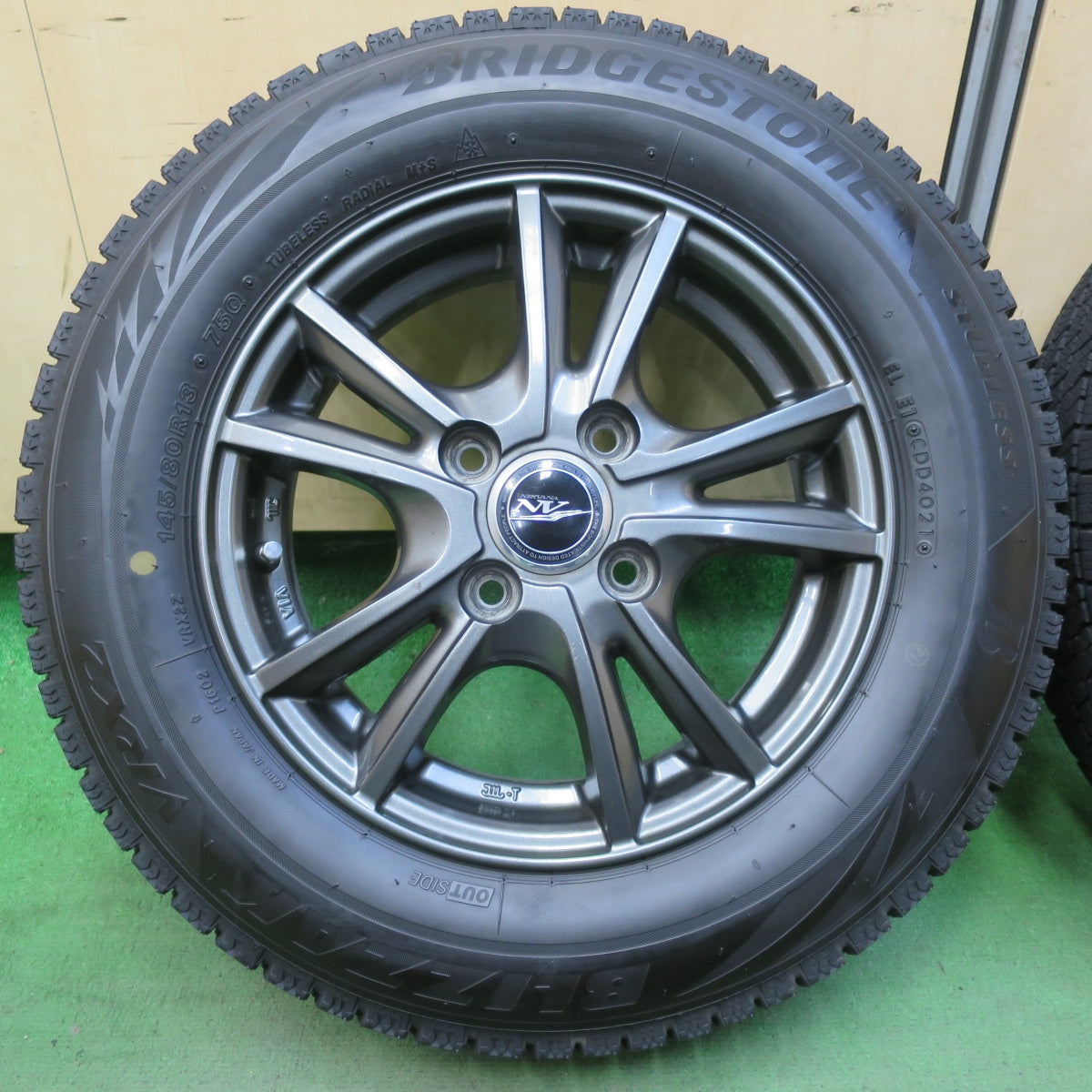 バリ溝!21年!8.5分★スタッドレス 145/80R13 ブリヂストン ブリザック VRX2 NIRVANA NV ニルヴァーナ ニルバーナ 13インチ PCD100/4H★5092008イス