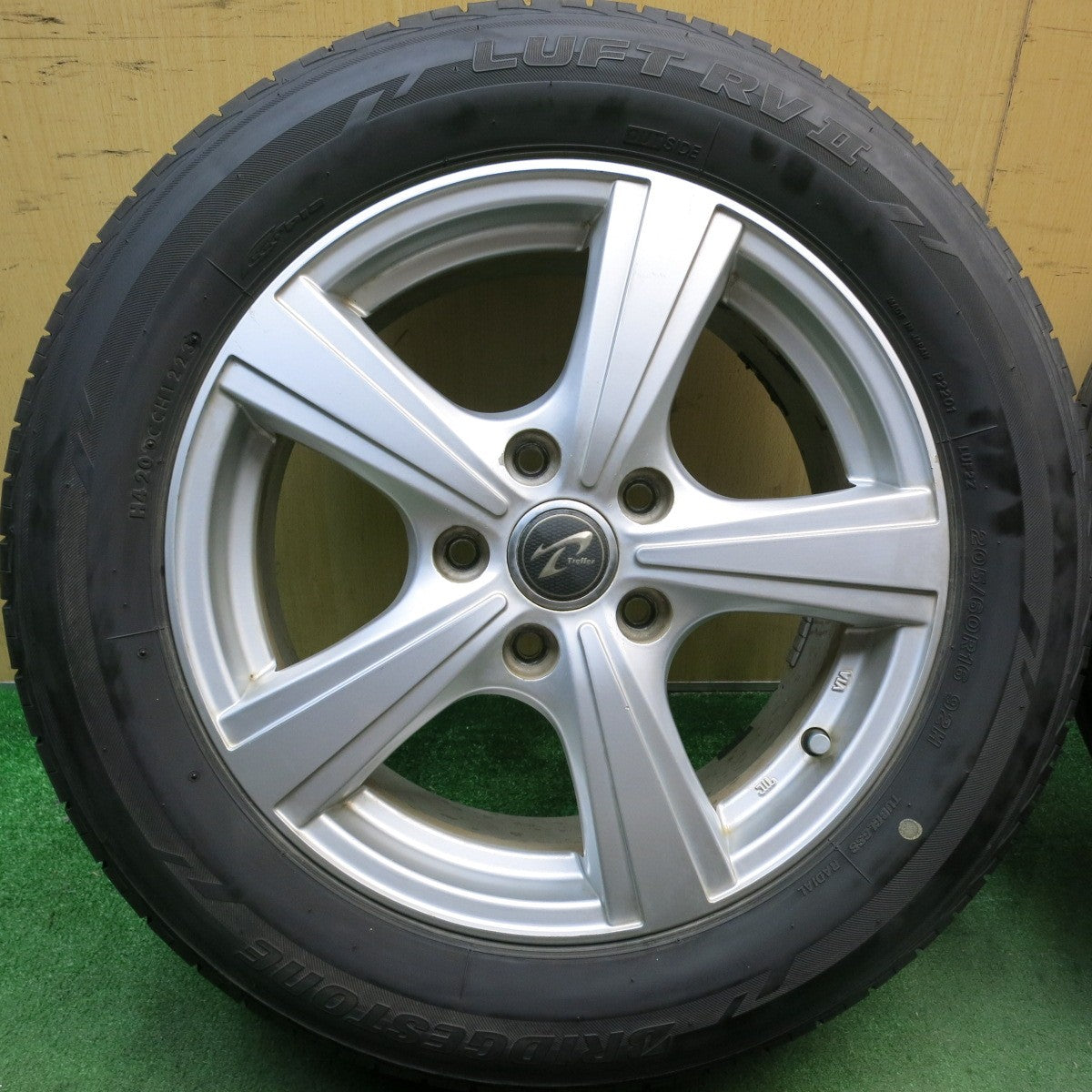 バリ溝!23年!9.5分★205/60R16 ブリヂストン LUFT RV2 Treffer トレファー 16インチ PCD114.3/5H★5092706HAノ
