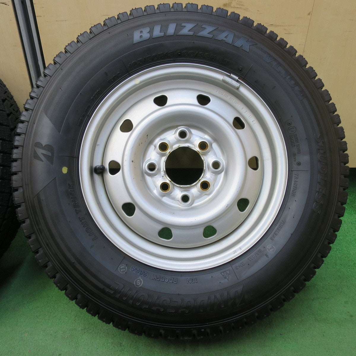 タイヤほぼ未使用!24年★スタッドレス 165/80R13 90/88N ブリヂストン ブリザック VL10A スチール ホイール 13インチ PCD100 114.3/4H マルチ★5051309イス