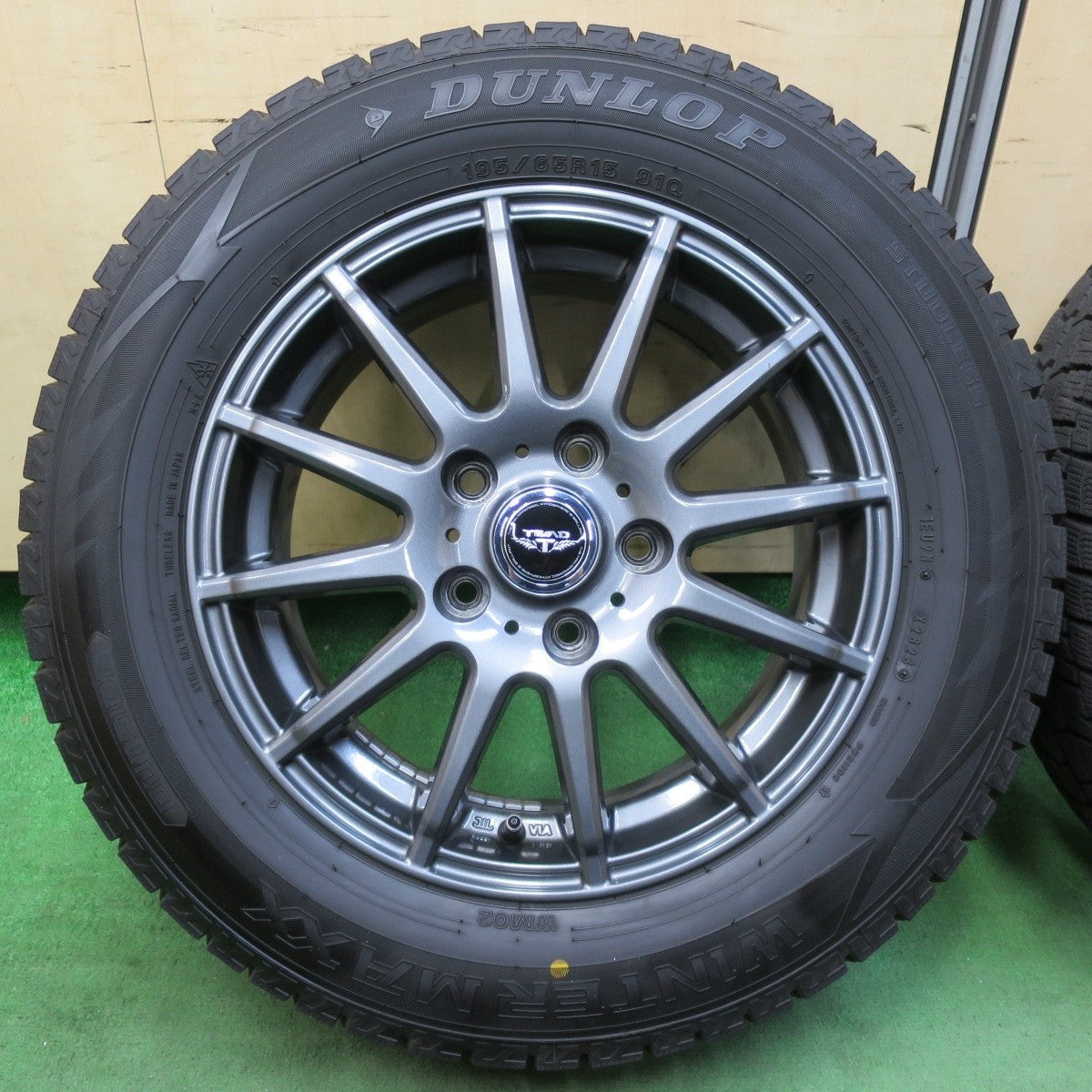 バリ溝!23年!キレイ!9.5分★スタッドレス 195/65R15 ダンロップ ウインターマックス WM02 TEAD テッド 15インチ PCD114.3/5H★5032607イス
