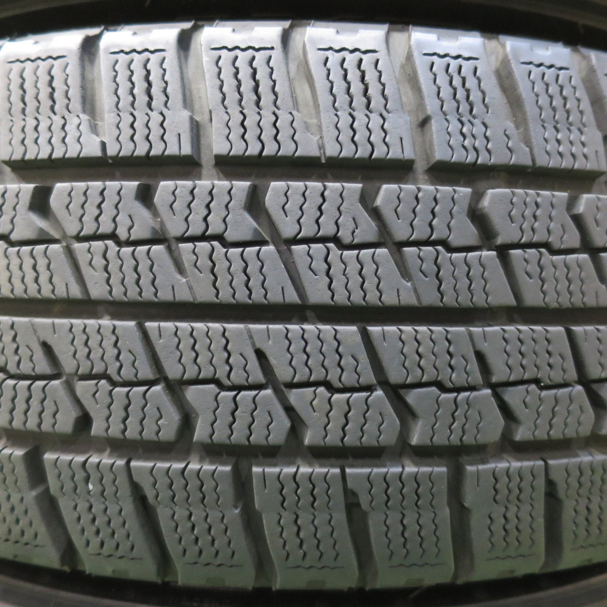 バリ溝!キレイ!9分★スタッドレス 205/60R16 グッドイヤー アイスナビ ZEA2 NIRVANA NV ニルバーナ ニルヴァーナ 16インチ PCD114.3/5H★5041203イス
