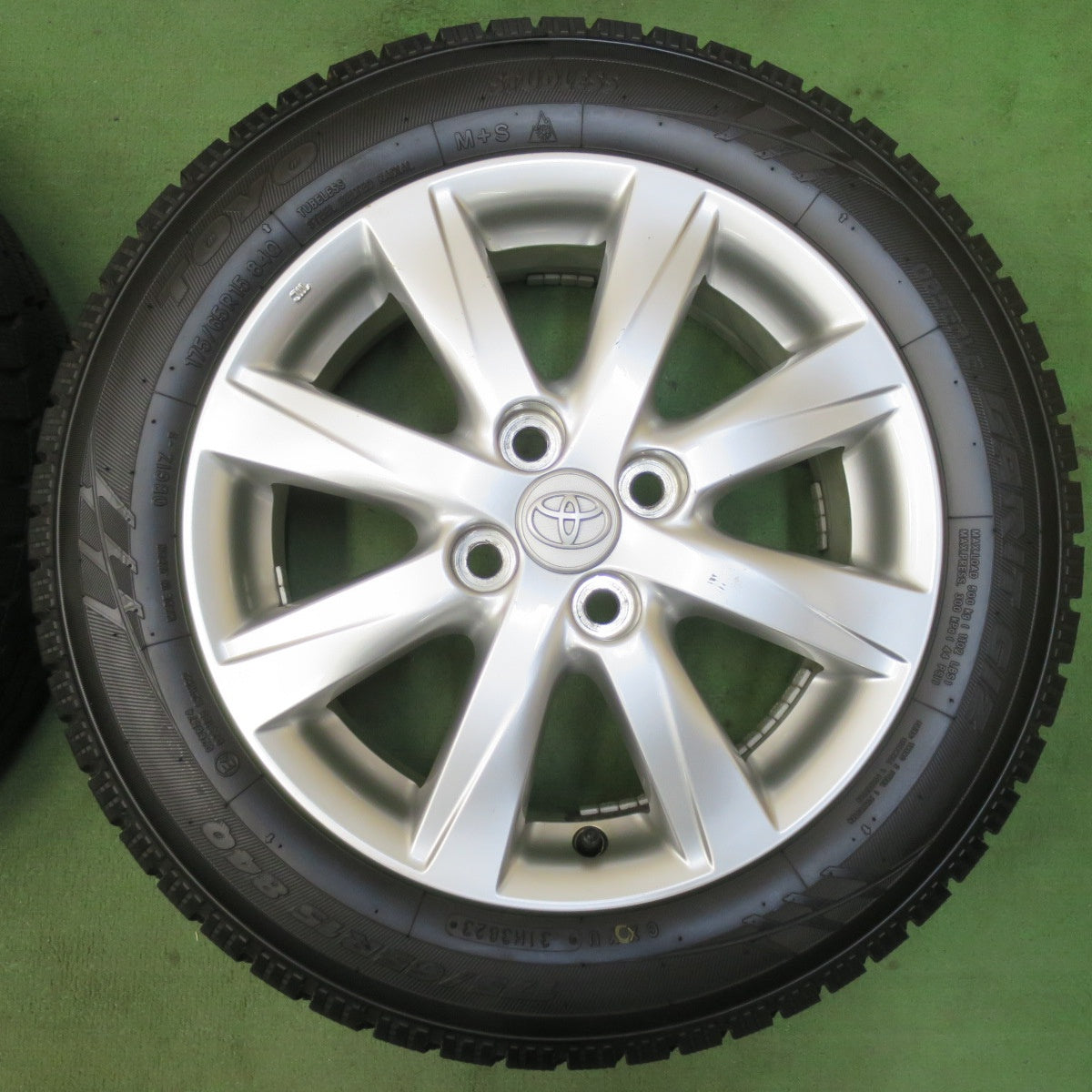 バリ溝!23年!9.5分以上★トヨタ NHP10 アクア 純正 175/65R15 スタッドレス トーヨー オブザーブ ガリット GIZ 15インチ PCD100/4H★5102803イス