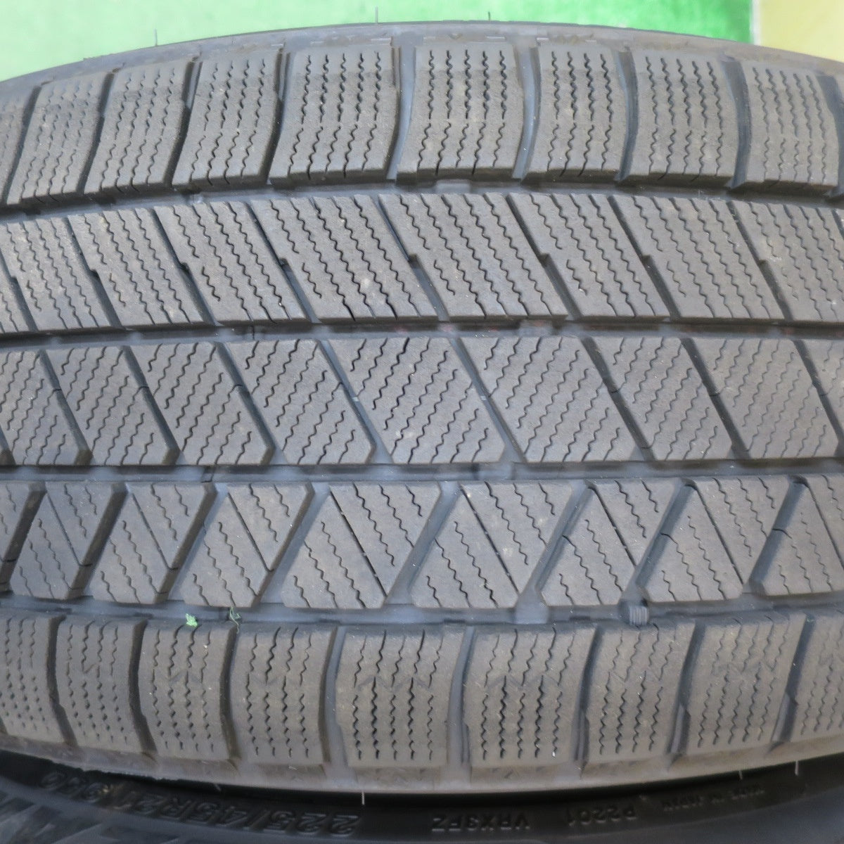 バリ溝!23年!キレイ!9.5分★TRAFFICSTAR FORGED 225/45R21 スタッドレス ブリヂストン ブリザック VRX3 トラフィックスター 鍛造 21インチ PCD114.3/5H★5100203NJス