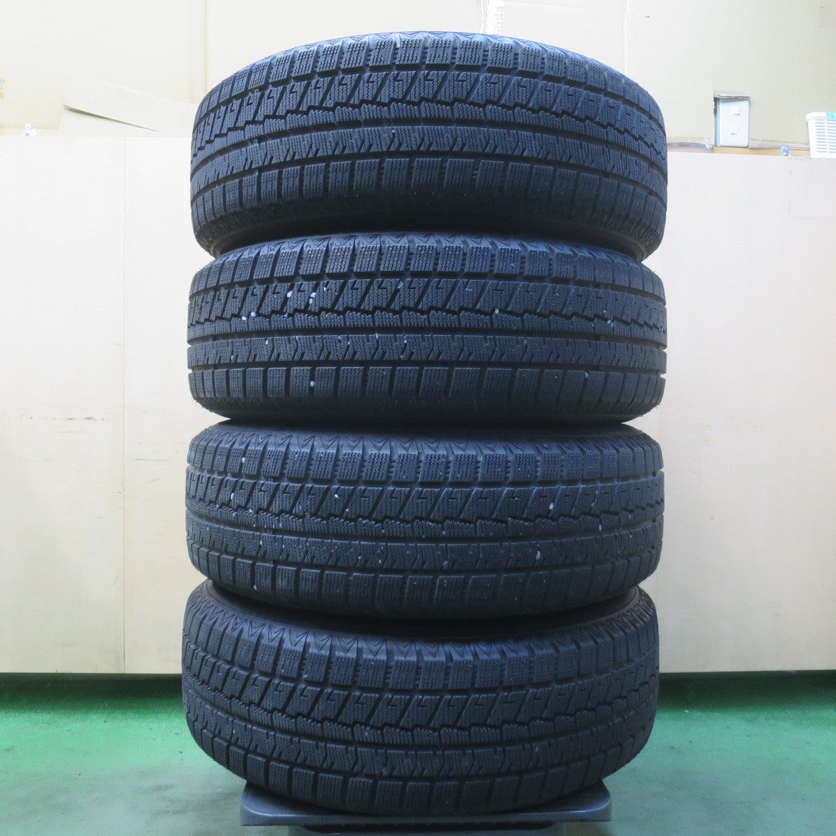 バリ溝!24年!キレイ!ほぼ10分◎スタッドレス 225/65R17 マックストレック TREK M7 Plus EMBELY エンベリー 17インチ PCD114.3/5H◎6100901イス
