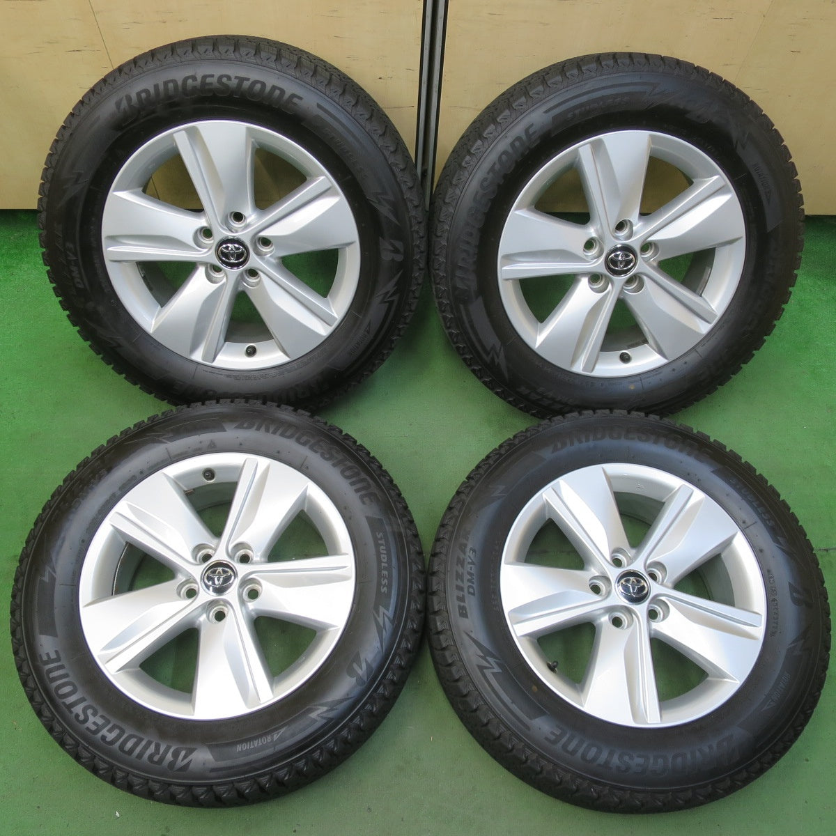 バリ溝!23年!キレイ!9.5分★トヨタ 60系 ハリアー 純正 225/65R17 スタッドレス ブリヂストン ブリザック DM-V3 17インチ PCD114.3/5H★5100406イス