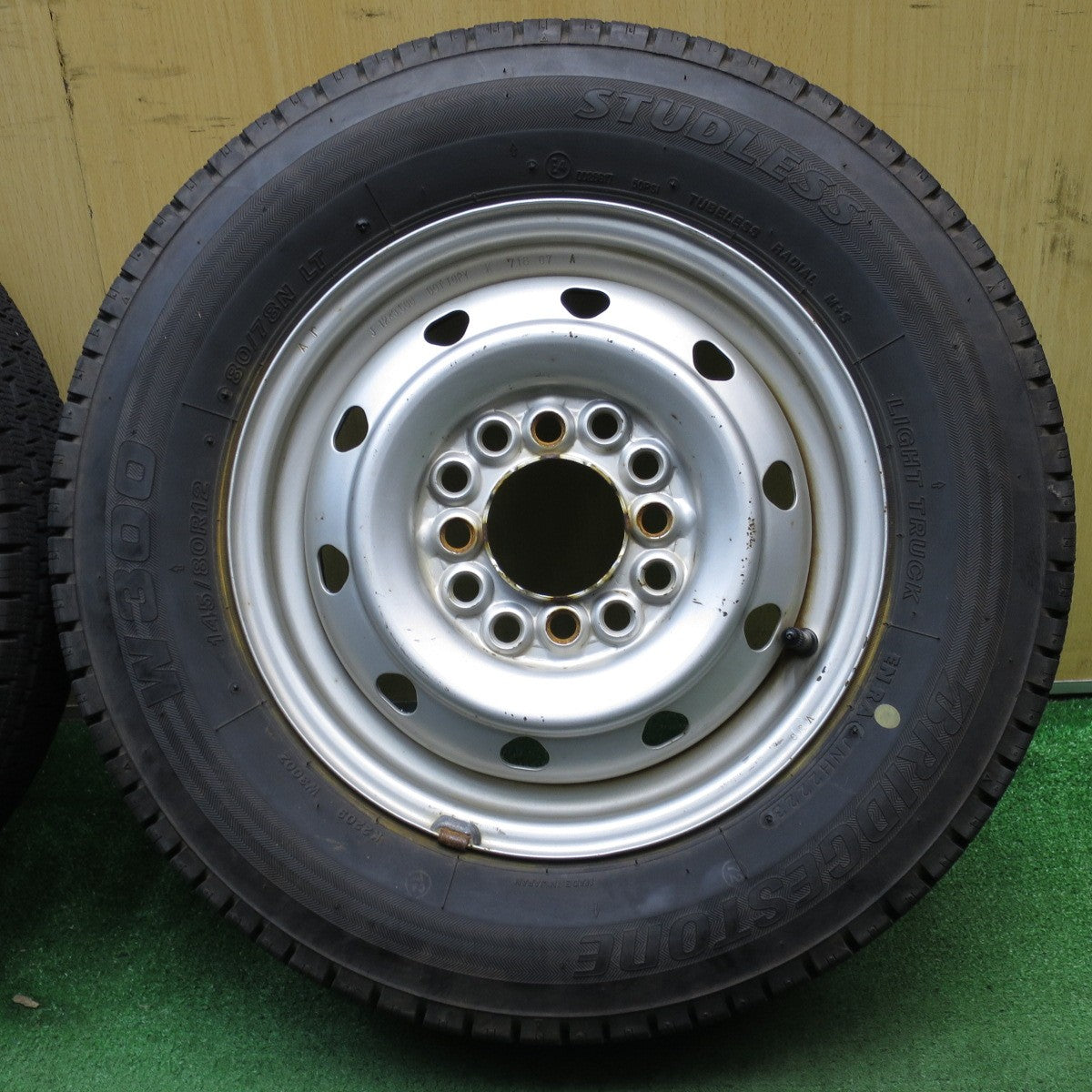 バリ溝!23年!8.5分★スタッドレス 145/850R12 80/78N ブリヂストン W300 スチール ホイール 12インチ PCD100 110 114.3/4H マルチ★5052101NJス